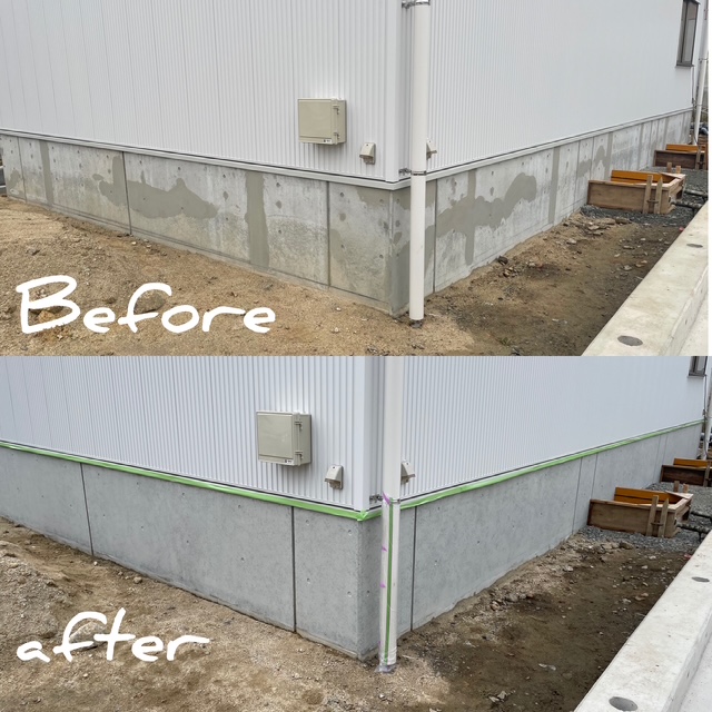 青く塗装された足場用の金属パイプが整然と積み重ねられている様子