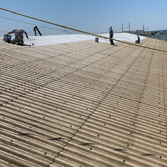 天板は太い角材で作られており、木工や塗装作業に使用されていた形跡がある